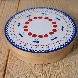 Round WOODEN BOX w.AMISH / PENNSYLVANIA DUTCH Pattern COVER 7" Diameter 1.5" H